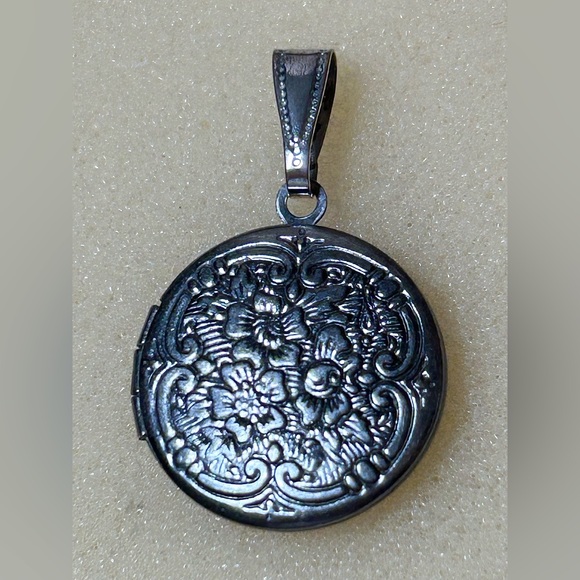 Jewelry - Floral Locket Pendant in Silver Tone